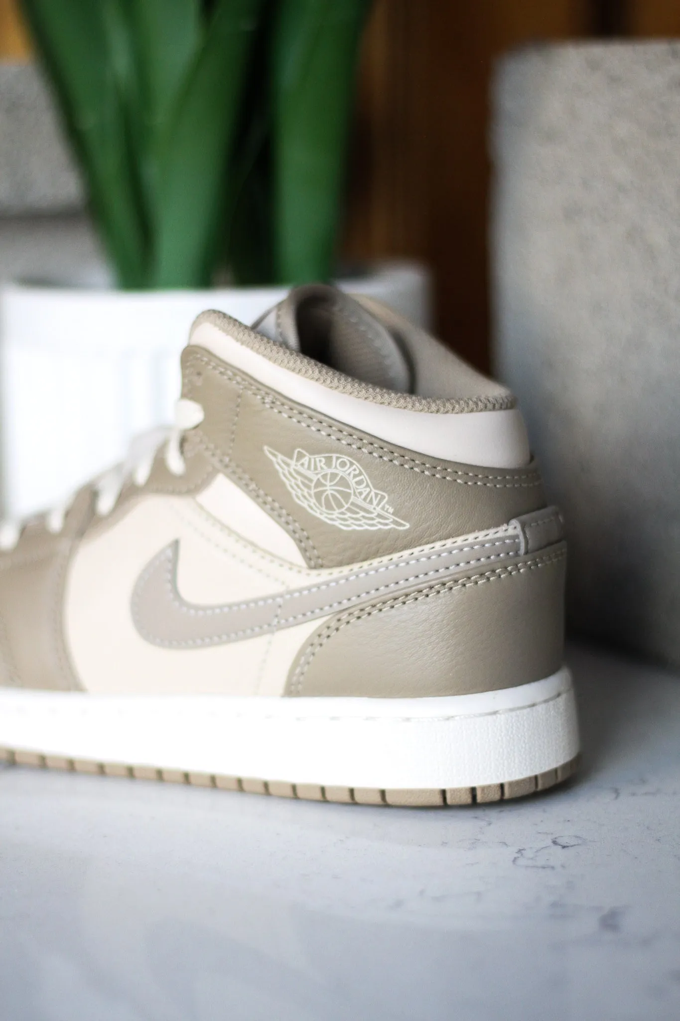 AIR JORDAN 1 MID (GS) "LEGEND LT BROWN"