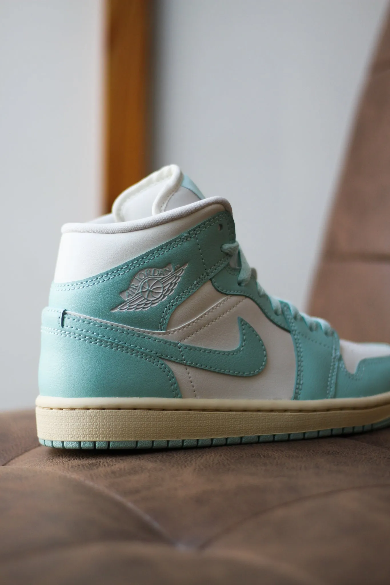 W AIR JORDAN 1 MID "LIGHT DEW"