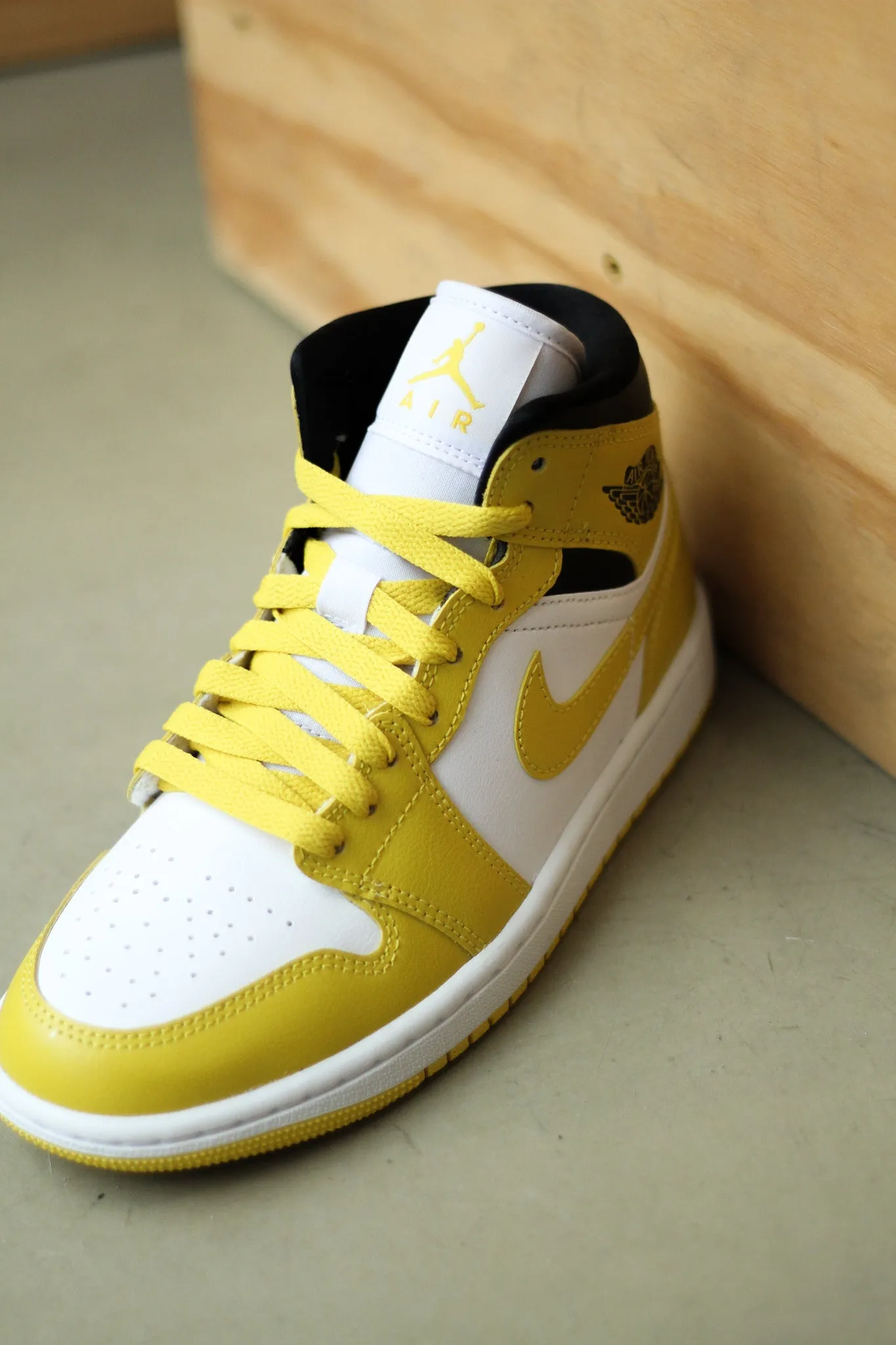 W AIR JORDAN 1 MID "VIVID SULFUR"