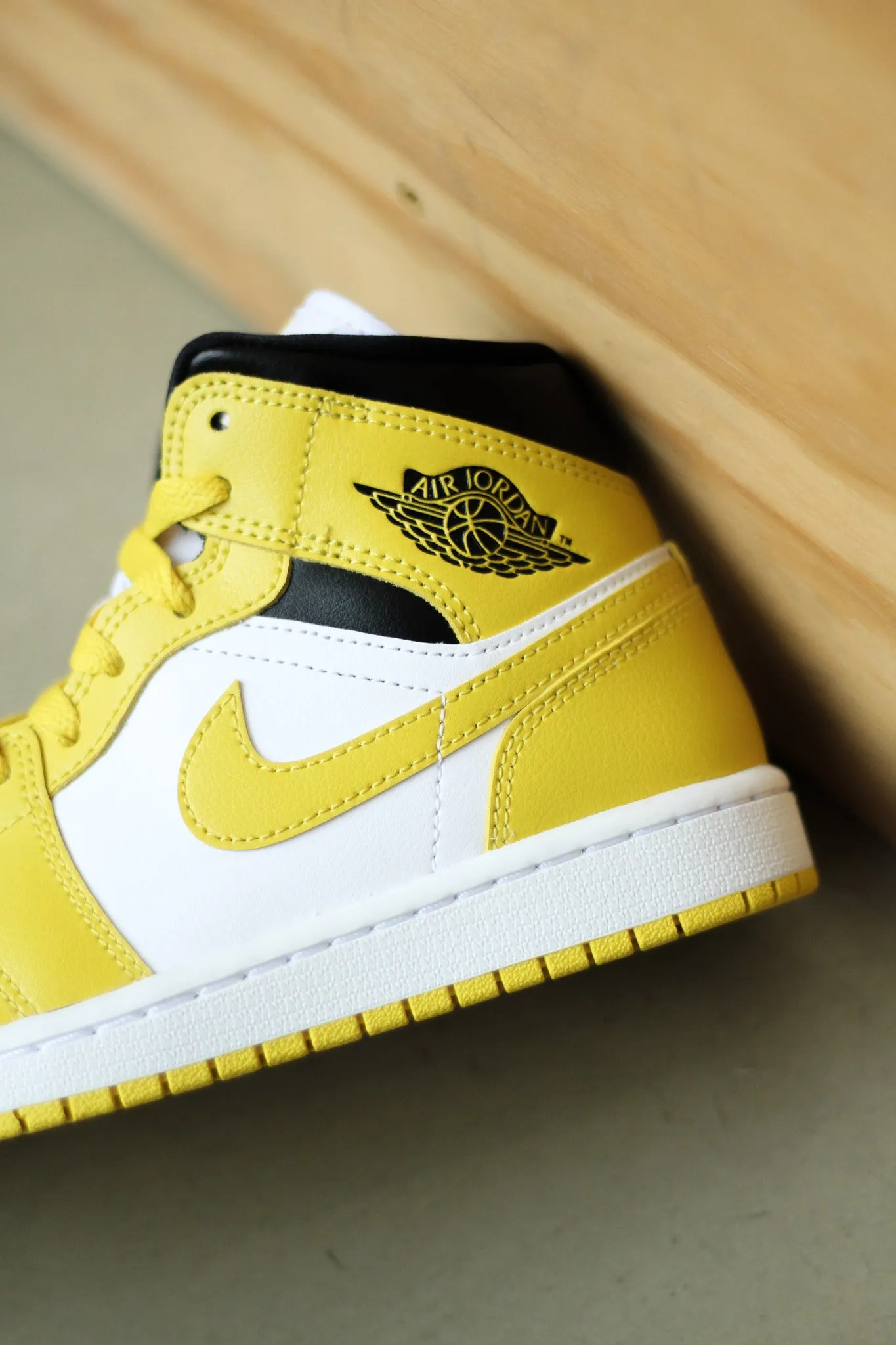 W AIR JORDAN 1 MID "VIVID SULFUR"